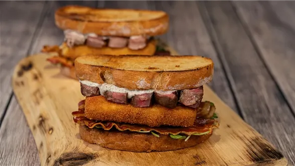 Zimowa kanapka Deluxe ze stekiem i panierowanym serem